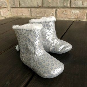 Girl’s Surprize by Stride Rite Boots Silver Leopard Faux Fur Size 6-12 Months